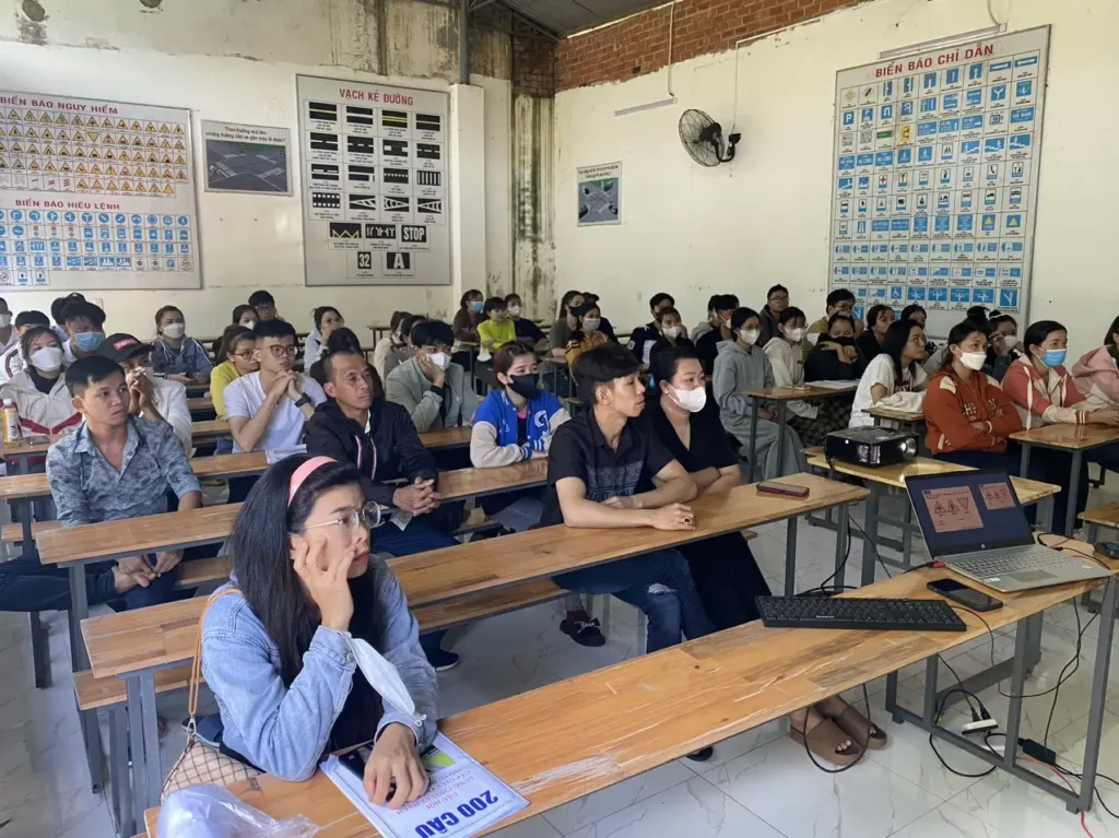 Lớp Học Lý Thuyết Lái Xe-Giá Thi Bằng B2