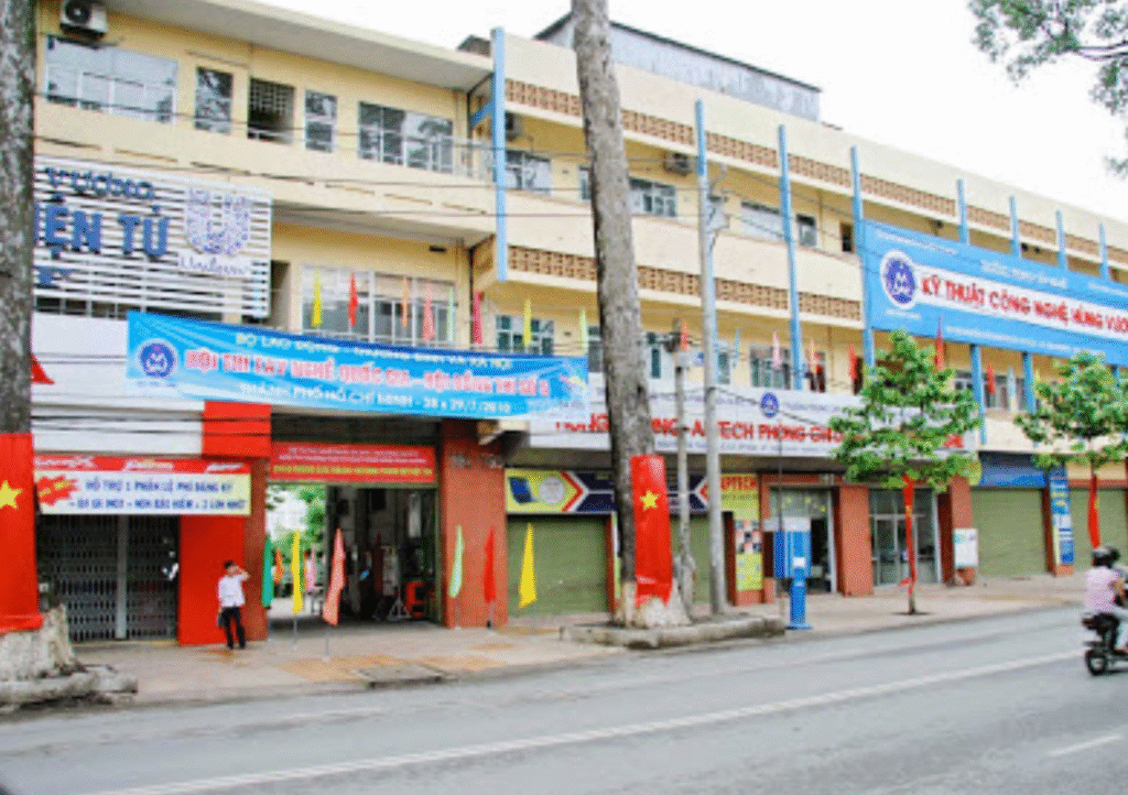 Trường Trung Cấp Nghề Kỹ Thuật Cn Hùng Vương-Học Lái Xe Tải