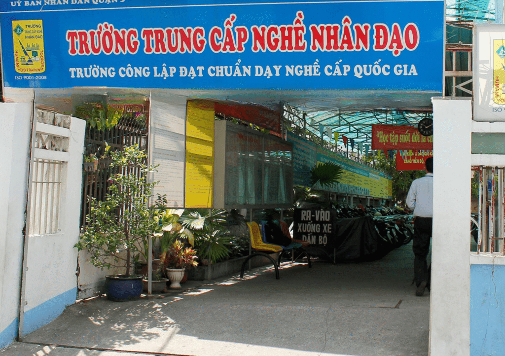 Trường Trung Cấp Nghề Nhân Đạo-Học Lái Xe Tải