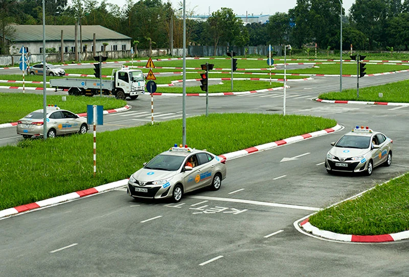 Học Sa Hình Ô Tô-Con Gái Nên Học Bằng Lái Xe B1 Hay B2